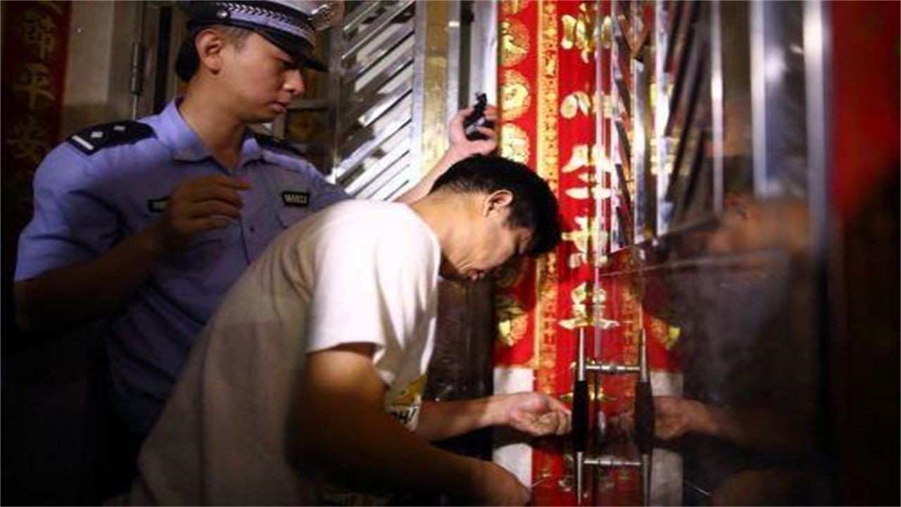 德阳请开锁师傅开了锁后，师傅